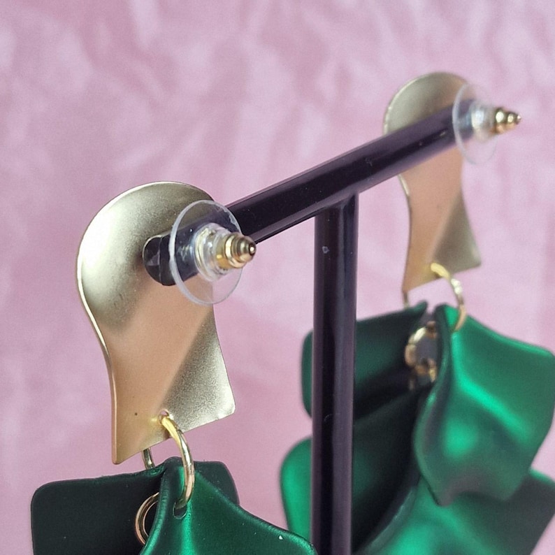Smaragdgroene statementoorbellen, gewaagde sculpturale oorbellen, grote bloemoorbellen, moderne kunstsieraden, cadeau voor haar afbeelding 6