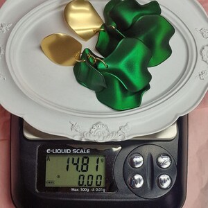 Smaragdgroene statementoorbellen, gewaagde sculpturale oorbellen, grote bloemoorbellen, moderne kunstsieraden, cadeau voor haar afbeelding 5