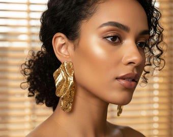Pendientes dorados ligeros con textura metálica, regalo de boda