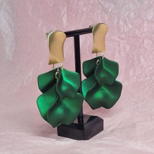 Smaragdgroene statementoorbellen, gewaagde sculpturale oorbellen, grote bloemoorbellen, moderne kunstsieraden, cadeau voor haar afbeelding 8