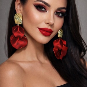 Ręcznie robione czerwone kolczyki z wyrazistym wzorem – śmiały, lekki wzór kwiatowy