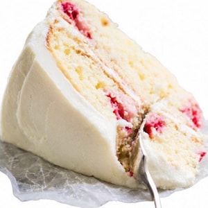 Könnte beinhalten: Ein Stück mehrschichtiger Kuchen mit weißem Zuckerguss und roter Fruchtfüllung. Der Kuchen liegt auf einem Stück Pergamentpapier, wobei eine Gabel teilweise in den Kuchen gesteckt ist.