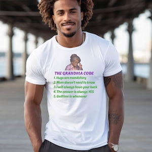 Puede incluir: Camiseta blanca con el texto "THE GRANDMA CODE" y un dibujo de una anciana sonriente. El texto incluye las reglas: Los abrazos son obligatorios, Mamá no necesita saberlo, Siempre te respaldaré, La respuesta es siempre SÍ, y La hora de dormir es cuando sea.