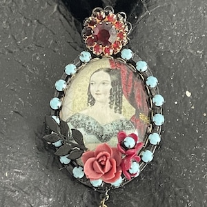Gargantilha com pingente de beleza francesa vintage sob vidro com ovo Robins azul e contas granada embelezadas com pequenos strass azuis, # 16
