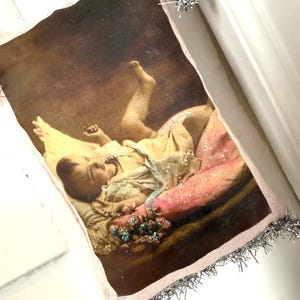 Vintage Postkarte eines Babys mit silberfarbenem Türkissen