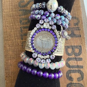 Boho Steer Western Münze Manschette Armband Strasssteine BLING wiederverwendet upcycled lila und Perlen gestapelt