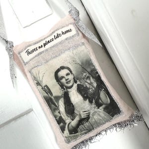 No hay lugar como el hogar - Dorothy Sachet - Lavanda francesa - Adornado con purpurina líquida plateada