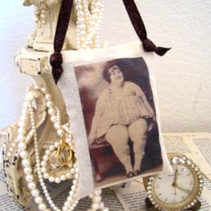 Bolsita grande y adorable para mujer con los zapatos más lindos: bolsita de lavanda francesa, adornada con una cinta marrón brillante