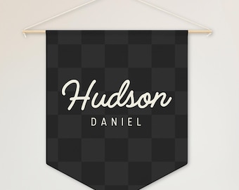 Bandeirola Personalizada com Nome – Decoração de Parede Personalizada para Quarto de Bebê, Quarto Infantil ou Sala de Jogos – Design Moderno Xadrez com Texto em Cursiva