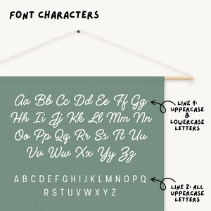 Pode incluir: Uma tape&ccedil;aria de tecido verde com as palavras "FONT CHARACTERS" no topo. A imagem mostra duas linhas do alfabeto em branco, uma com letras mai&uacute;sculas e min&uacute;sculas, e a outra com todas as letras mai&uacute;sculas.
