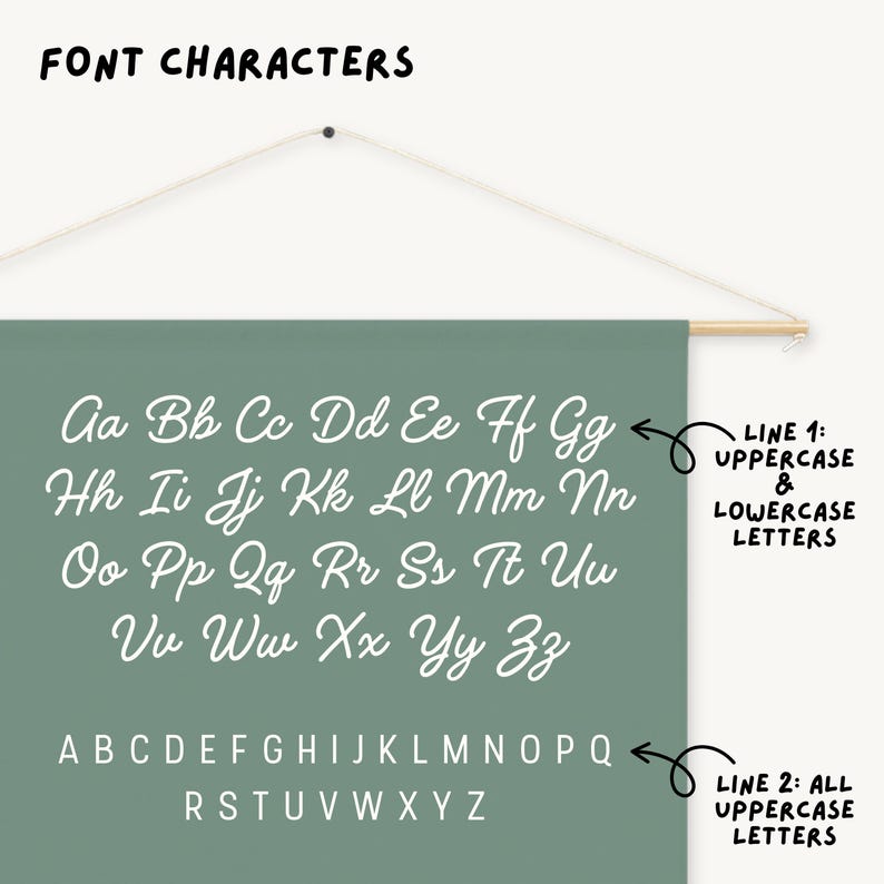 Pode incluir: Uma tape&ccedil;aria de tecido verde com as palavras "FONT CHARACTERS" no topo. A imagem mostra duas linhas do alfabeto em branco, uma com letras mai&uacute;sculas e min&uacute;sculas, e a outra com todas as letras mai&uacute;sculas.