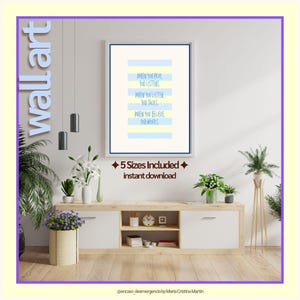 Puede incluir: Un cuadro decorativo enmarcado con rayas horizontales azul claro y amarillo pálido con el texto: When you pray, God listens. When you listen, God talks. When you believe, God works. La lámina se muestra dentro de un marco blanco.