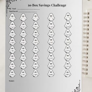 Può includere: Un foglio di sfida al risparmio con il testo "50 Box Savings Challenge" e illustrazioni di fantasmi. Ogni fantasma ha un numero all'interno e ci sono spazi per scrivere l'obiettivo e il totale risparmiato. Include un taccuino a spirale e graffette.