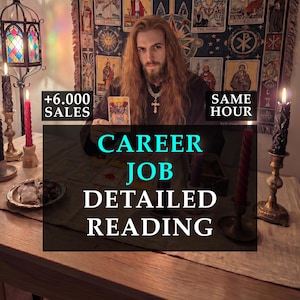 Può includere: Immagine che promuove letture di carriera e lavoro. Il testo sull'immagine recita "CAREER JOB DETAILED READING" e "+6.000 SALES". Una persona tiene in mano una carta dei tarocchi. Candele e una lampada decorativa sono sullo sfondo.