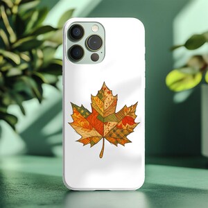 Könnte beinhalten: Weißes Smartphone-Case mit einem bunten Ahornblatt-Design. Das Blatt besteht aus verschiedenen Patchwork-Mustern in Orange, Gelb, Grün und Braun. Die Hülle ist für ein Smartphone konzipiert.