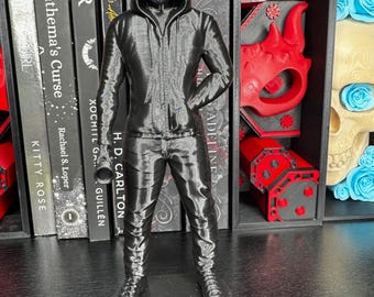 Figura de hombre enmascarado para estantería con caras y accesorios intercambiables / Decoración gótica oscura de estilo literario / Figura de exhibición con capucha