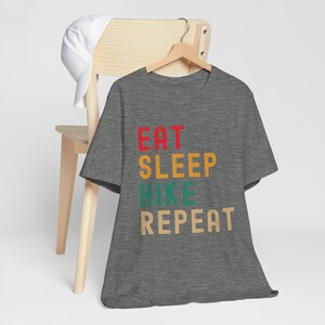 Eat Sleep Hike Wiederholung Unisex T-Shirt