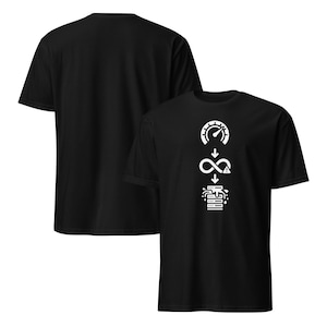Peut inclure: T-shirts noirs avec un motif graphique blanc. Le motif comprend un indicateur de vitesse, un symbole infini, un triangle et des lignes. Les t-shirts sont en matière souple et ont des manches courtes.