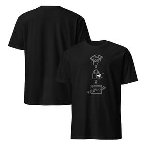 以下が含まれることがあります： 白のグラフィックが特徴の黒いTシャツ。コンピューター関連のデザインで、ドキュメント、南京錠、テキスト付きのコンピューター画面が含まれています。柔らかい素材で作られたシャツです。
