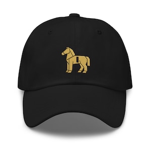 Puede incluir: Gorra de béisbol negra con un diseño de caballo geométrico dorado en la parte delantera. La gorra tiene una visera curva y una correa ajustable. Un accesorio de moda para uso diario.