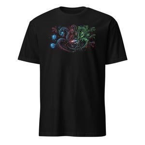 Peut inclure: T-shirt noir avec un motif coloré d'un guerrier combattant des serpents à plusieurs têtes. L'illustration utilise des nuances de rouge, de bleu et de vert, avec un design détaillé. Le t-shirt est en matière souple.