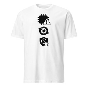 Op de afbeelding: Wit t-shirt met drie zwarte grafische pictogrammen: een printplaat met een uitroepteken, een bug in een cirkelvormige pijl en een schild met een klok en een bug. Het shirt is gemaakt van een zacht materiaal.