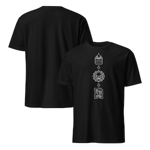 以下が含まれることがあります： 白のグラフィックデザインが施された黒いTシャツ。デザインには、水滴、線の束、円形のパターン内の頭蓋骨、およびドキュメントが含まれています。Tシャツは半袖で、クルーネックです。