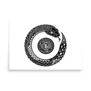 Puede incluir: Impresión en blanco y negro que representa un ouroboros, una serpiente que se come su propia cola, formada por patrones de circuitos. Un círculo central contiene código binario y un diseño de microchip. La obra de arte está sobre un fondo blanco.