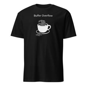 Puede incluir: Camiseta negra con un gráfico blanco de una taza de café desbordando código binario. El texto "Buffer Overflow" está encima de la taza. Un diseño humorístico para programadores y entusiastas de la tecnología.