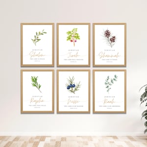 Puede incluir: Seis impresiones artísticas enmarcadas con ilustraciones botánicas y escritura dorada. Cada impresión presenta una planta diferente y un versículo bíblico. Las impresiones se exhiben en una pared blanca, con un suelo de madera y una planta en maceta en la esquina.