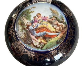 Joyero grande de porcelana de Limoges con escena romántica en azul cobalto y dorado Robert