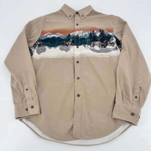 Herrskjorta med knappar, brun, Wolf Mountain Graphic, långärmad, Cabincore Rugged