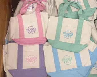 Trader Joe’s Mini Canvas Tragetasche – Pastellfarben Frühjahr 2026 | Limited Edition wiederverwendbare Tasche | Rosa-Blau-Minze-Lavendel