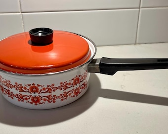 Cacerola austriaca vintage esmaltada con estampado floral rojo y tapa / Utensilios de cocina de mediados de siglo / Utensilios de cocina retro estilo cottagecore