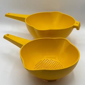 Colino/scolapasta vintage Tupperware giallo – Harvest Gold, accessorio essenziale per la cucina (anni '70-'80)
