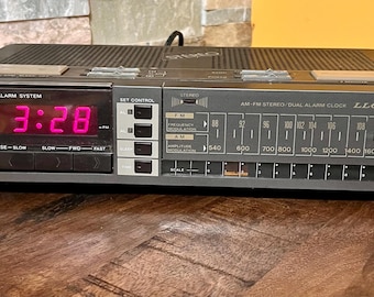 Radio despertador AM/FM Lloyd's vintage: pantalla LED roja de los años 80