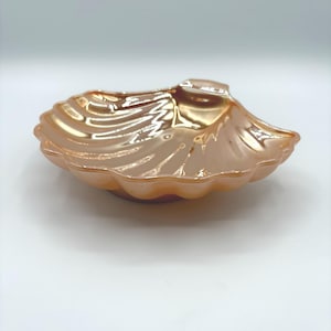 Prato vintage em formato de concha com brilho pêssego | Tigela para bijuterias em cerâmica iridescente | Decoração de penteadeira com estilo costeiro
