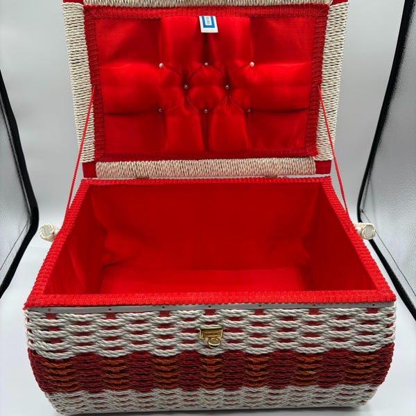 Cesta de costura vintage japonesa con interior de satén rojo, de mimbre, años 60