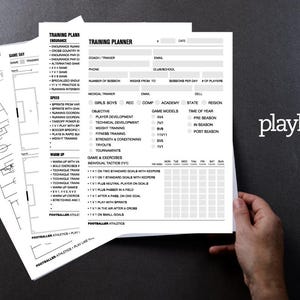 Puede incluir: Una pila de hojas blancas de planificador de entrenamiento con texto y diagramas en negro, sostenidas por una mano sobre un fondo oscuro. Las hojas incluyen secciones para información del entrenador, detalles del entrenamiento y ejercicios de juego. El logotipo "playlikeü" es visible.