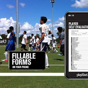 Puede incluir: Escena de campo de fútbol con jugadores con uniformes blancos y azules. Un teléfono inteligente muestra un formulario de "Autoevaluación del jugador". El texto en el teléfono y un gráfico separado dice "Formularios rellenables en tu teléfono". También es visible un código QR.