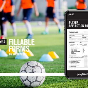 Puede incluir: Un balón de fútbol descansa sobre un campo verde con conos azules y amarillos. Un teléfono inteligente muestra un "Formulario de reflexión del jugador". La imagen incluye el texto "playlikeU Formularios rellenables en tu teléfono."
