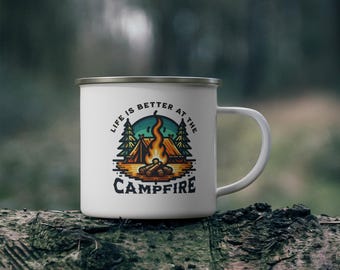 Taza de camping esmaltada "La vida es mejor junto a la fogata", ideal para acampar, tomar café o chocolate caliente.