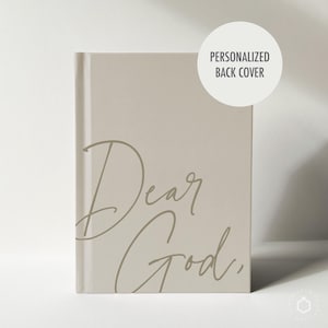 Może przedstawiać: Beżowy notatnik ze słowami "Dear God," w eleganckim skrypcie. Okładka ma błyszczące wykończenie. Okrągła naklejka w prawym górnym rogu brzmi "Personalized Back Cover."