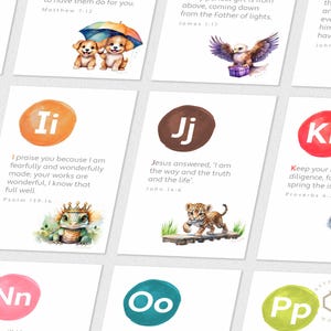 Puede incluir: Una colección de tarjetas de arte en acuarela con el alfabeto. Cada tarjeta muestra una letra, una ilustración y un versículo bíblico. Las ilustraciones incluyen cachorros, un águila, una rana y un koala.