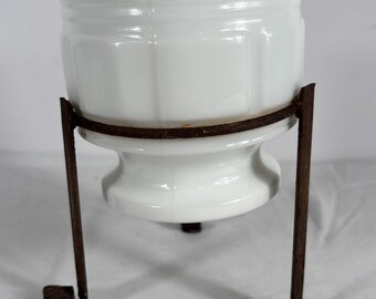 Tarro de vidrio opalino antiguo con soporte de alambre, ideal para usar como taza de afeitar o recipiente para grasa de cocina (años 30).