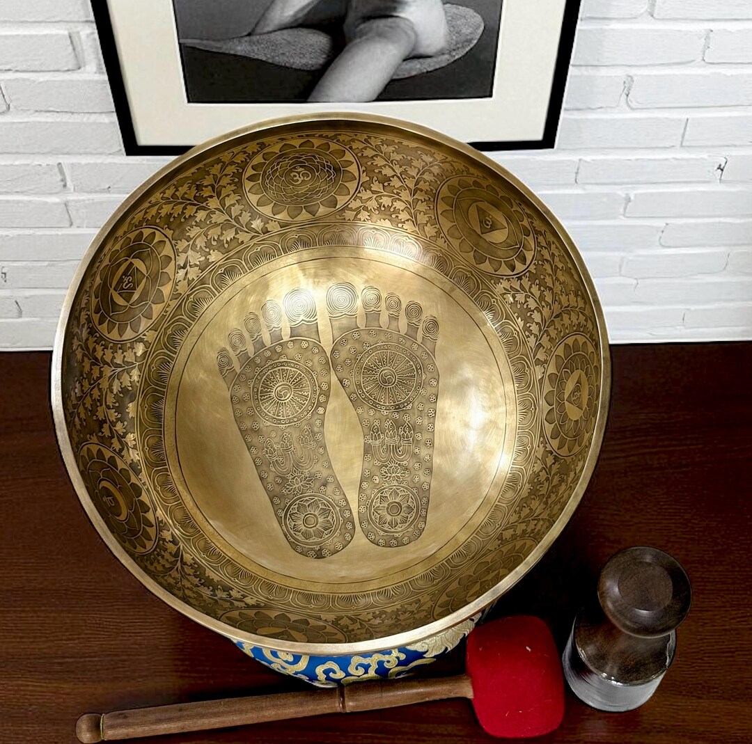 大きな仏足シンギングボウル：瞑想のための7つの金属チベットボウル
