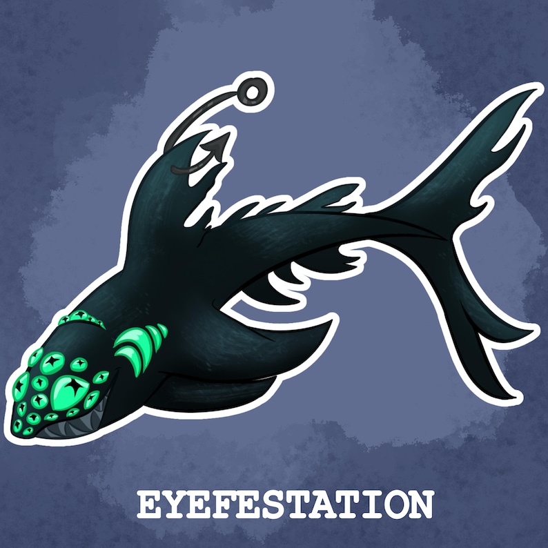 Puede incluir: Ilustraci&oacute;n de color verde oscuro de una criatura con m&uacute;ltiples ojos verdes brillantes y aletas. La criatura tiene una cola larga y un ap&eacute;ndice en forma de anzuelo. La palabra "EYEFESTATION" est&aacute; escrita en letras blancas en la parte inferior.