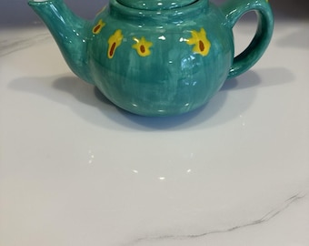 Handbeschilderde theepot, decoratief kleiwerk, gesigneerd, gele bloemen, 14 cm hoog ~ schattig, landelijke stijl