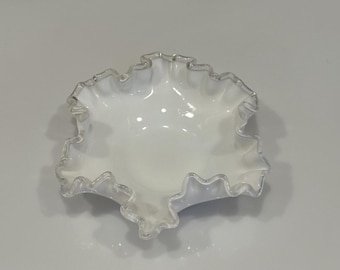 Bombonera/bol pequeño de cristal artístico Fenton con escudo plateado y borde ondulado, estilo vintage de 1940.