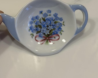 Teebeutelhalter aus Keramik in Teekannenform, Vintage 2004, blauer Blumenstrauß, Landhausstil